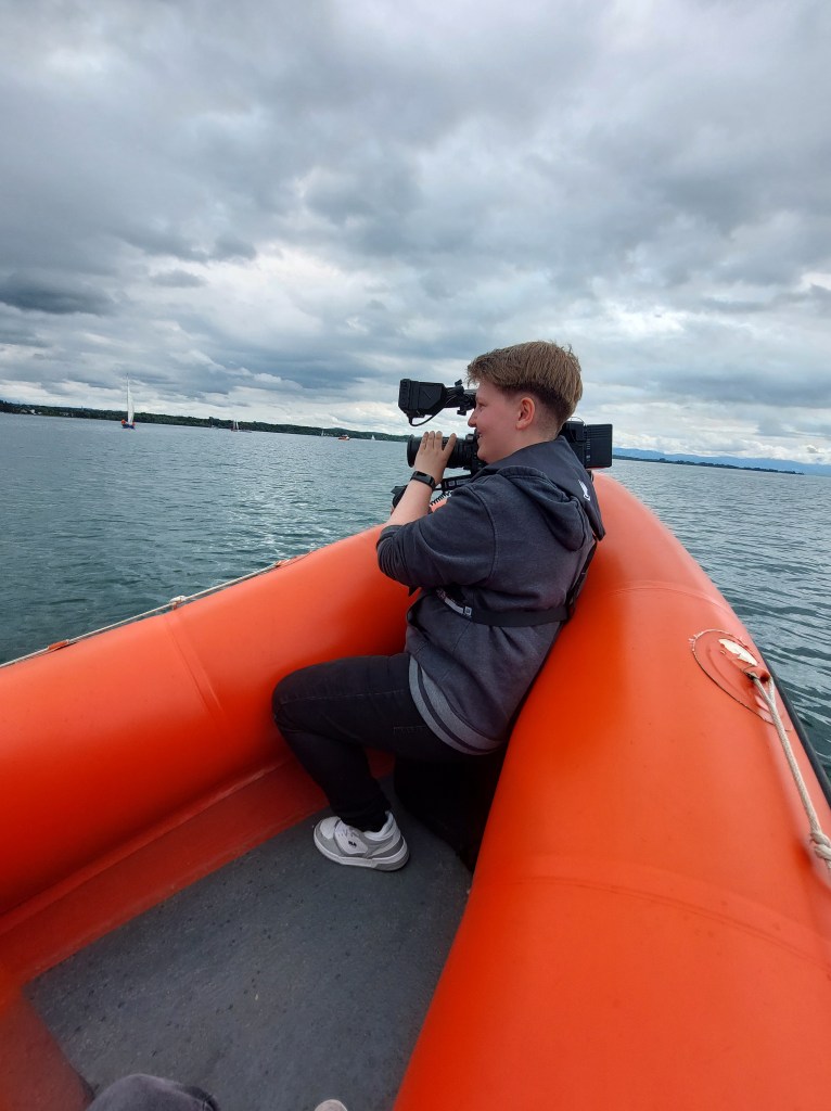 Vivian Wolf auf einem Boot beim Filmen eines TV-Beitrags.